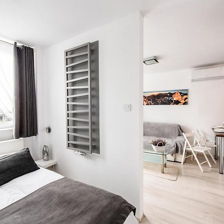 Alma Apartments Grzybowska Varşova Dış mekan fotoğraf